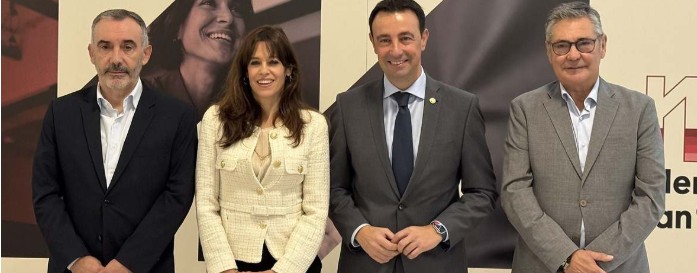 El vicelehendakari y consejero de Economía, Trabajo y Empleo, Mikel Torres, y la alcaldesa de Vitoria-Gasteiz, Maider Etxebarria, en la inauguración de MerkaLan.